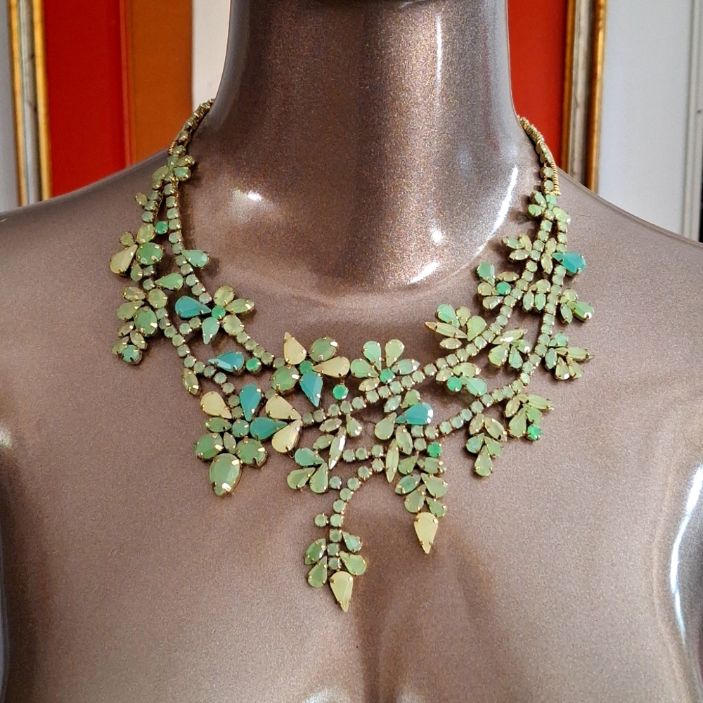 Vintage BCBG green opaline necklace